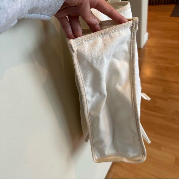 La Mer Gift Set - face roller, tote bag, teal cosmetics pouch, shopping tote - Picture 6 of 7